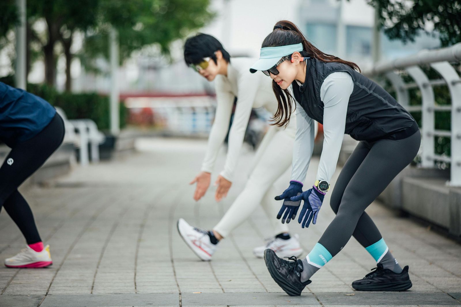 Personas calentando para correr