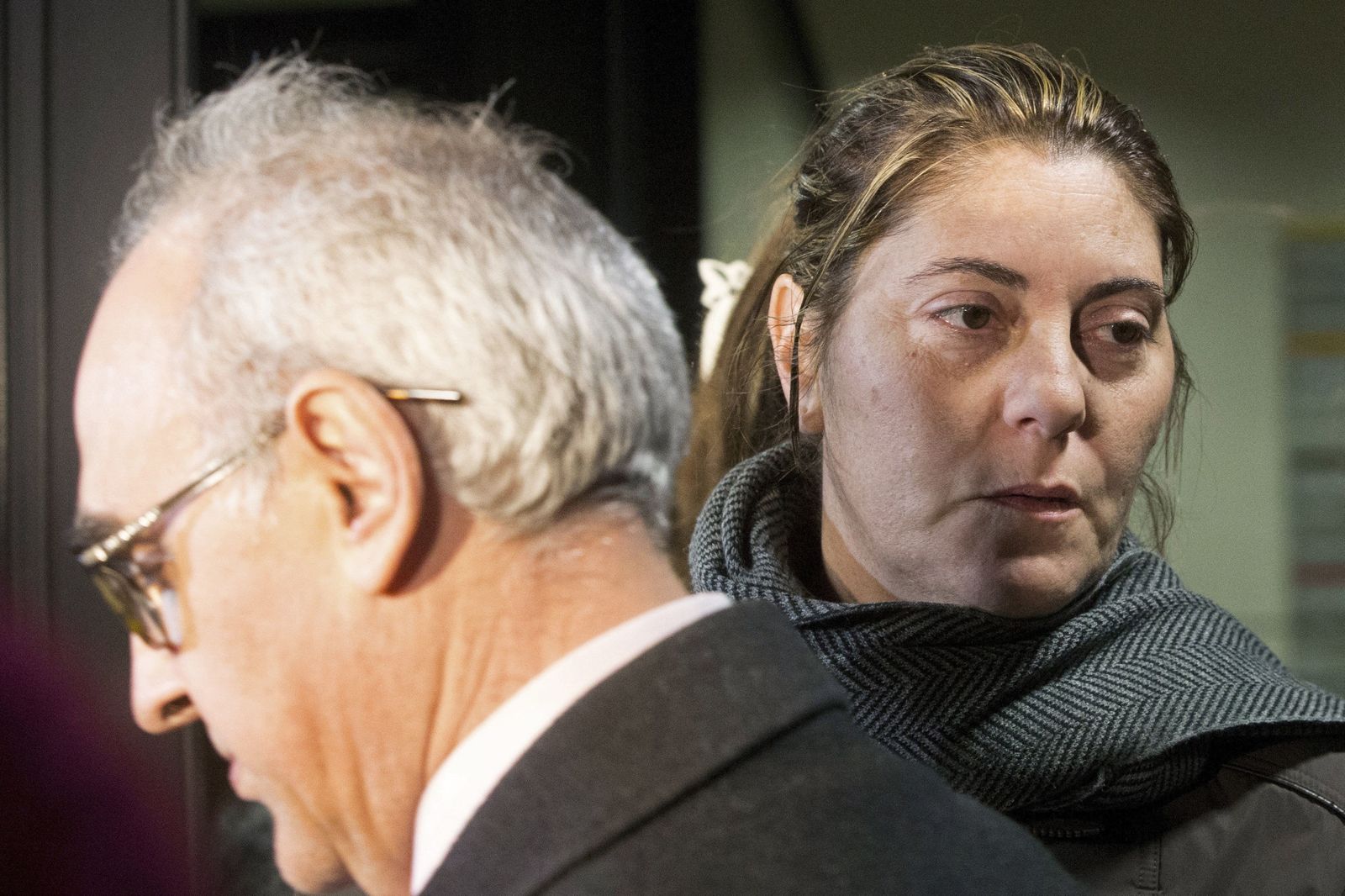 Marga Garau, la madre de Nadia, a la salida del juzgado junto a su abogado.