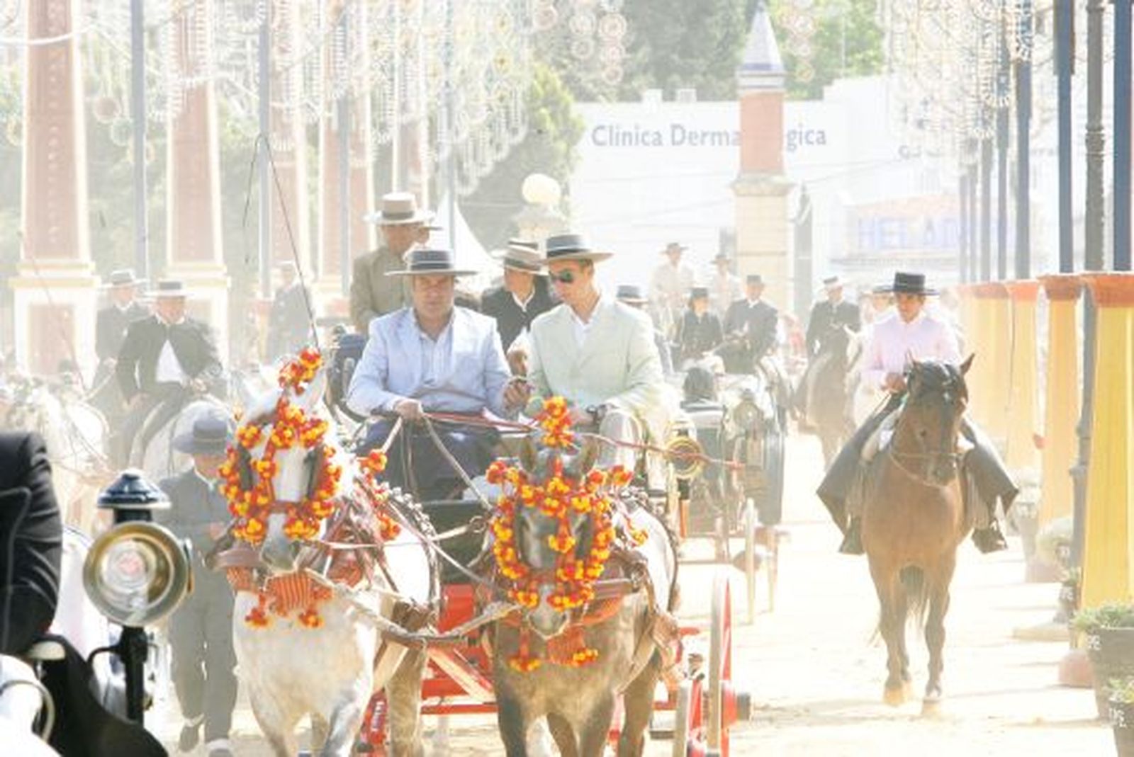 Caballistas y enganches ayer circulando entre la nube de polvo.

Foto: Pascual