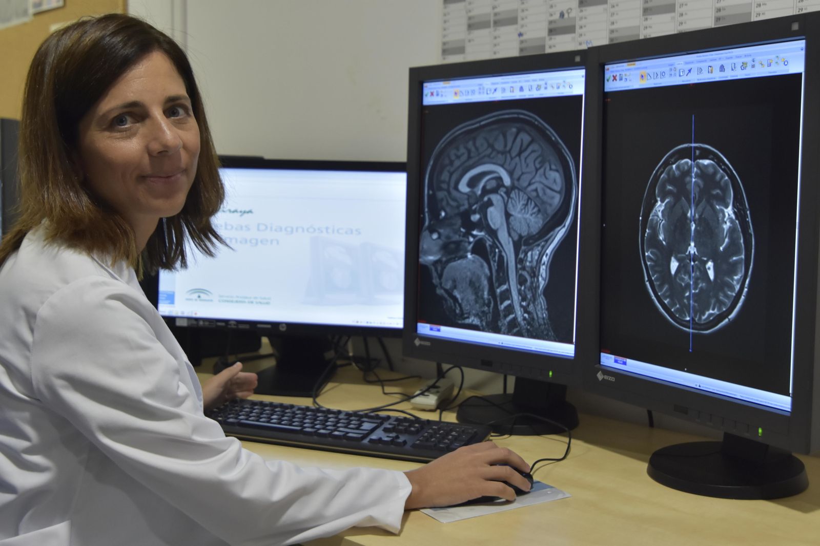 La Doctora Elisa Roldán en su puesto de trabajo.