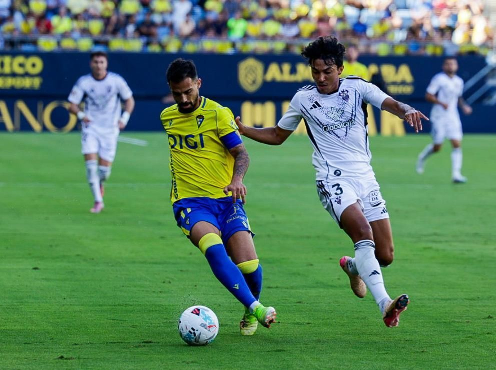 Suso se planta ante Jogo en una acción por banda.