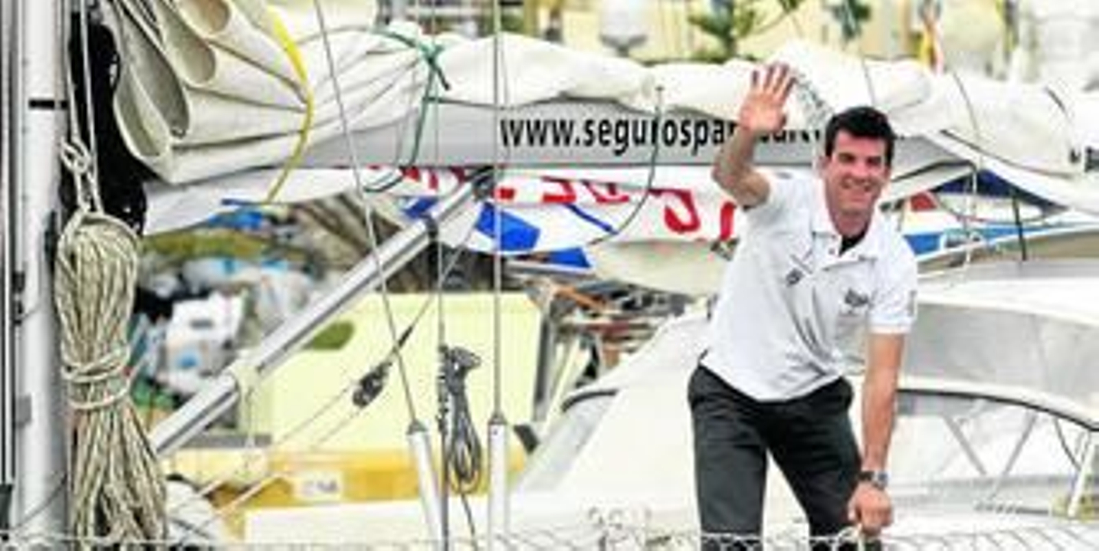 Pedro 'Koke' Contreras, a bordo de su barco poco antes de salir del puerto de Benalmádena, el pasado domingo.