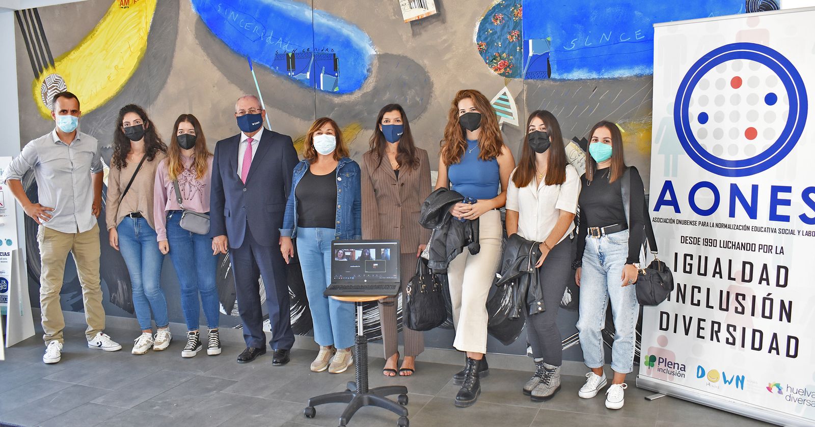 Estudiantes del Máster Oficial de Posgrado de Educación Especial de la Universidad de Huelva becadas por la Fundación AC).