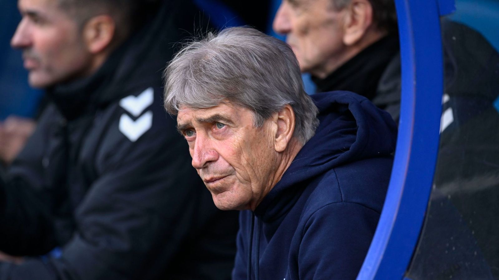 Manuel Pellegrini, en el banquillo del Carlos Tartiere en el duelo contra el Oviedo.