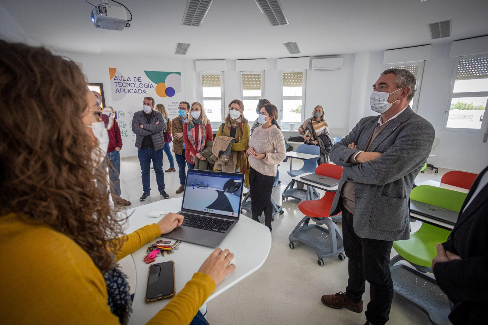 El delegado de Educación, Miguel Andréu, atiende a las explicaciones en el aula AtecA.