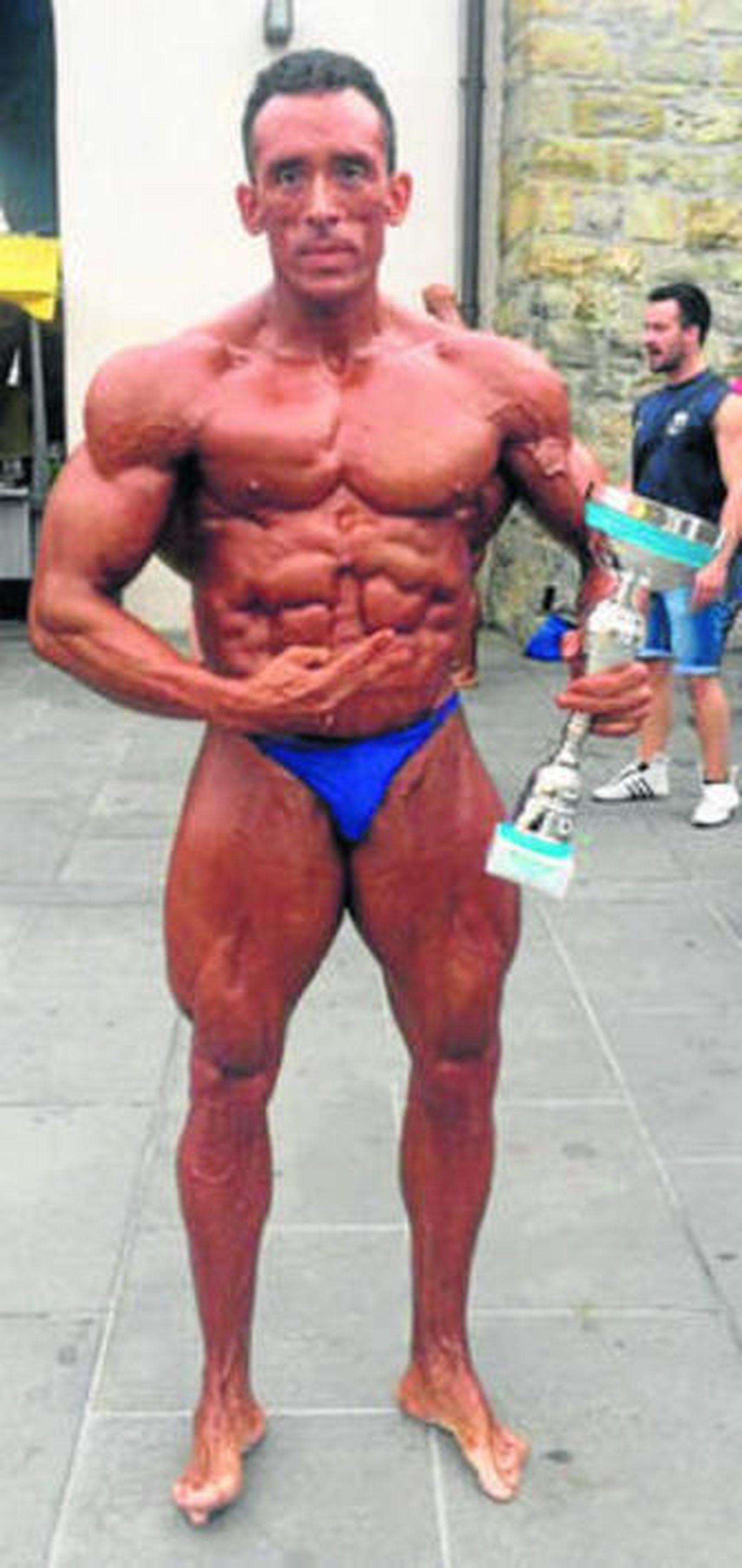 José Castaño posa con su trofeo.