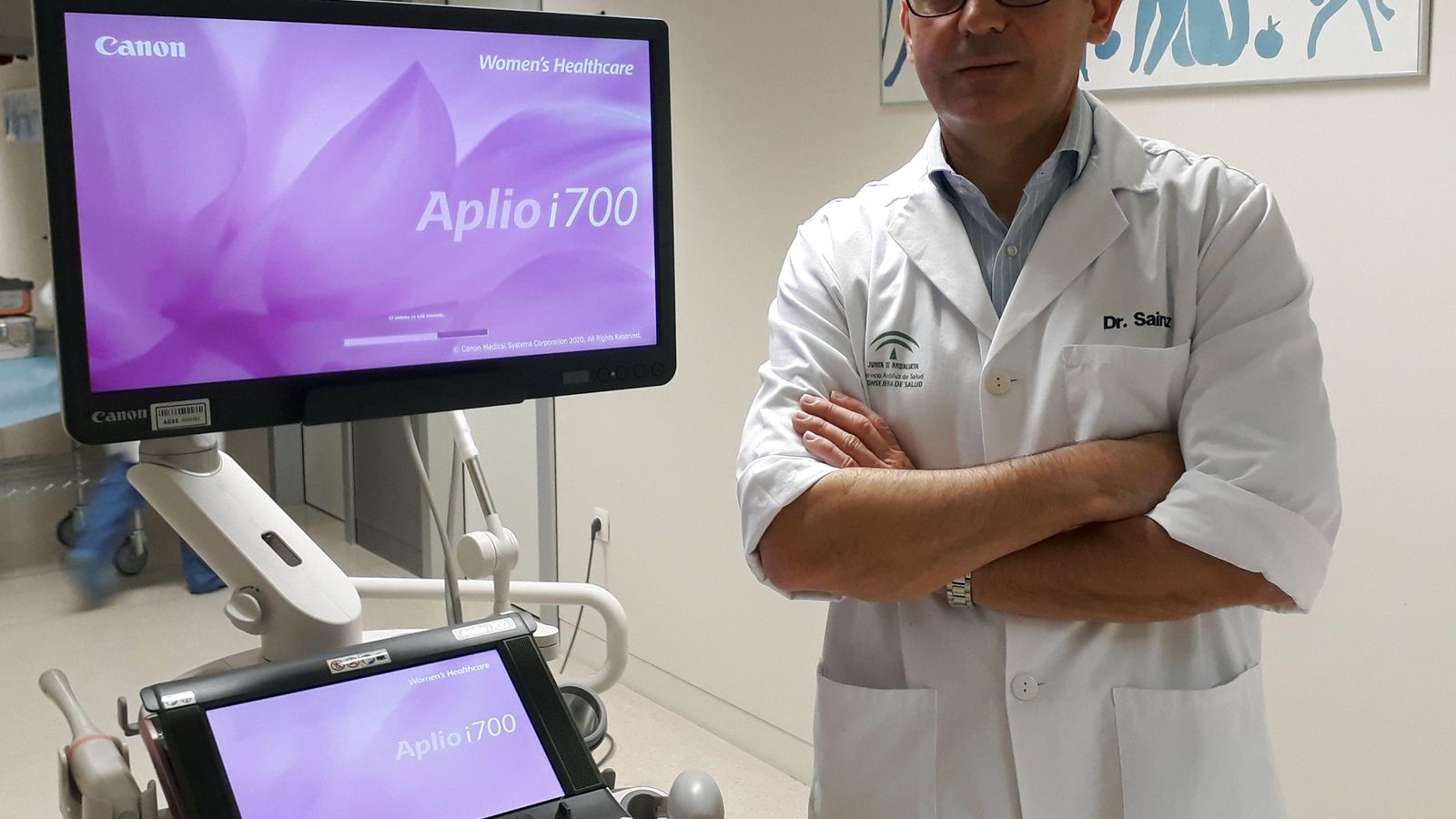 El doctor José Antonio Sáinz, junto al equipo donado por Canon.