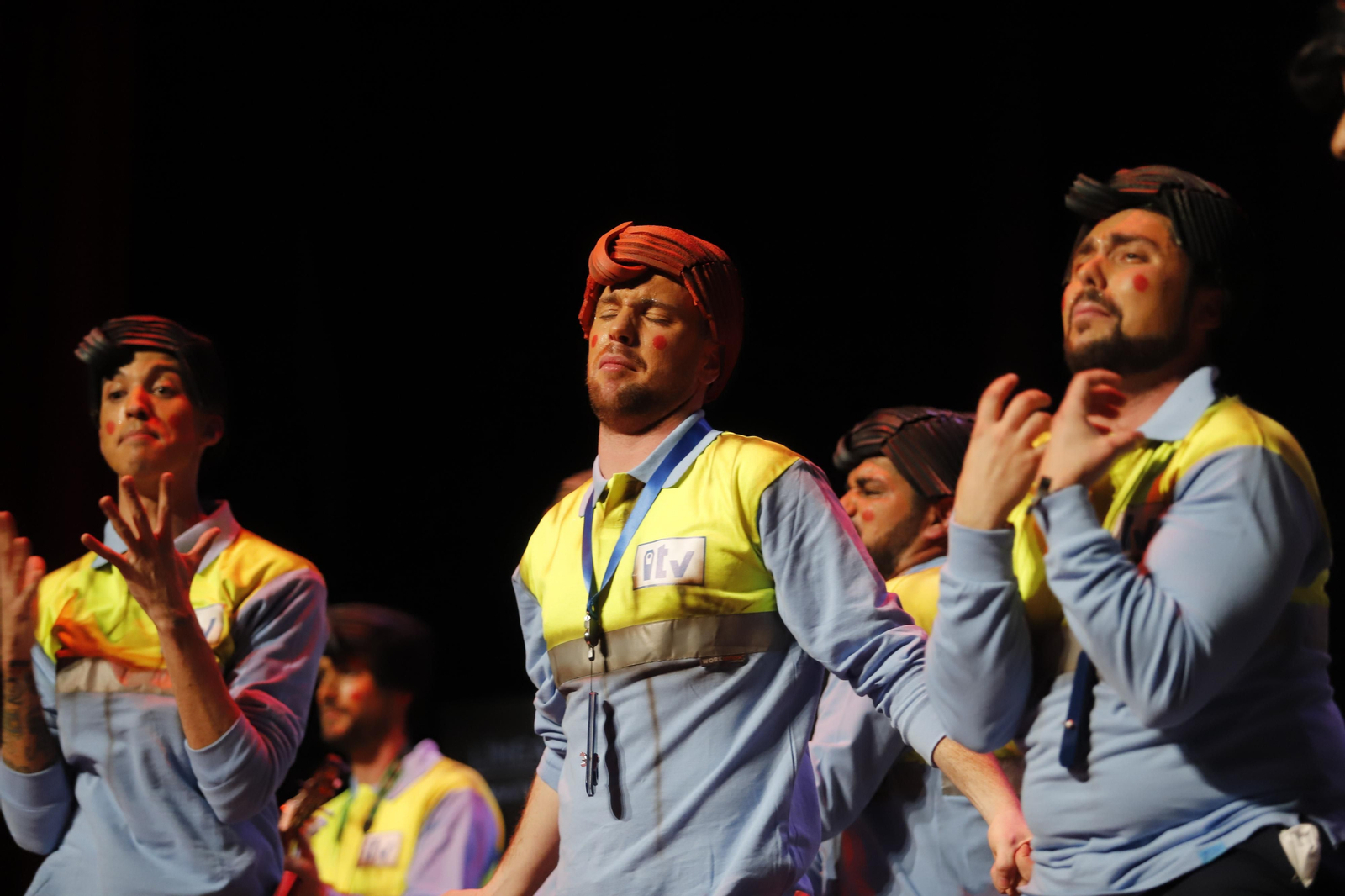 Imágenes de la actuación de la murga de Los Palacios y Villafranca Aquí no pasa ni Dios en el Carnaval Colombino