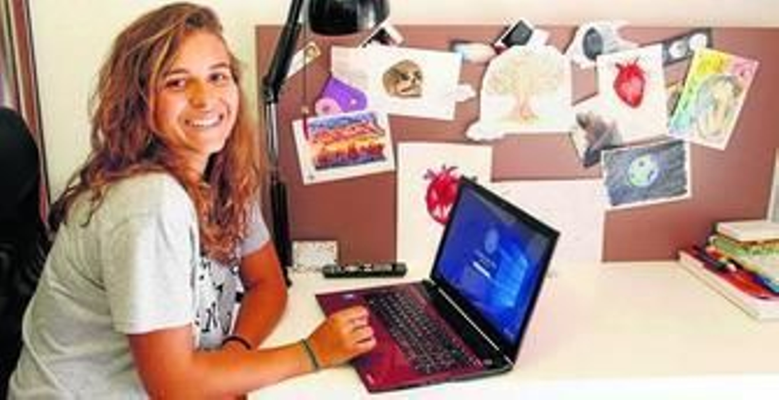 Claudia León Ríos, en su habitación, donde cuelga algunos de los dibujos que realiza.