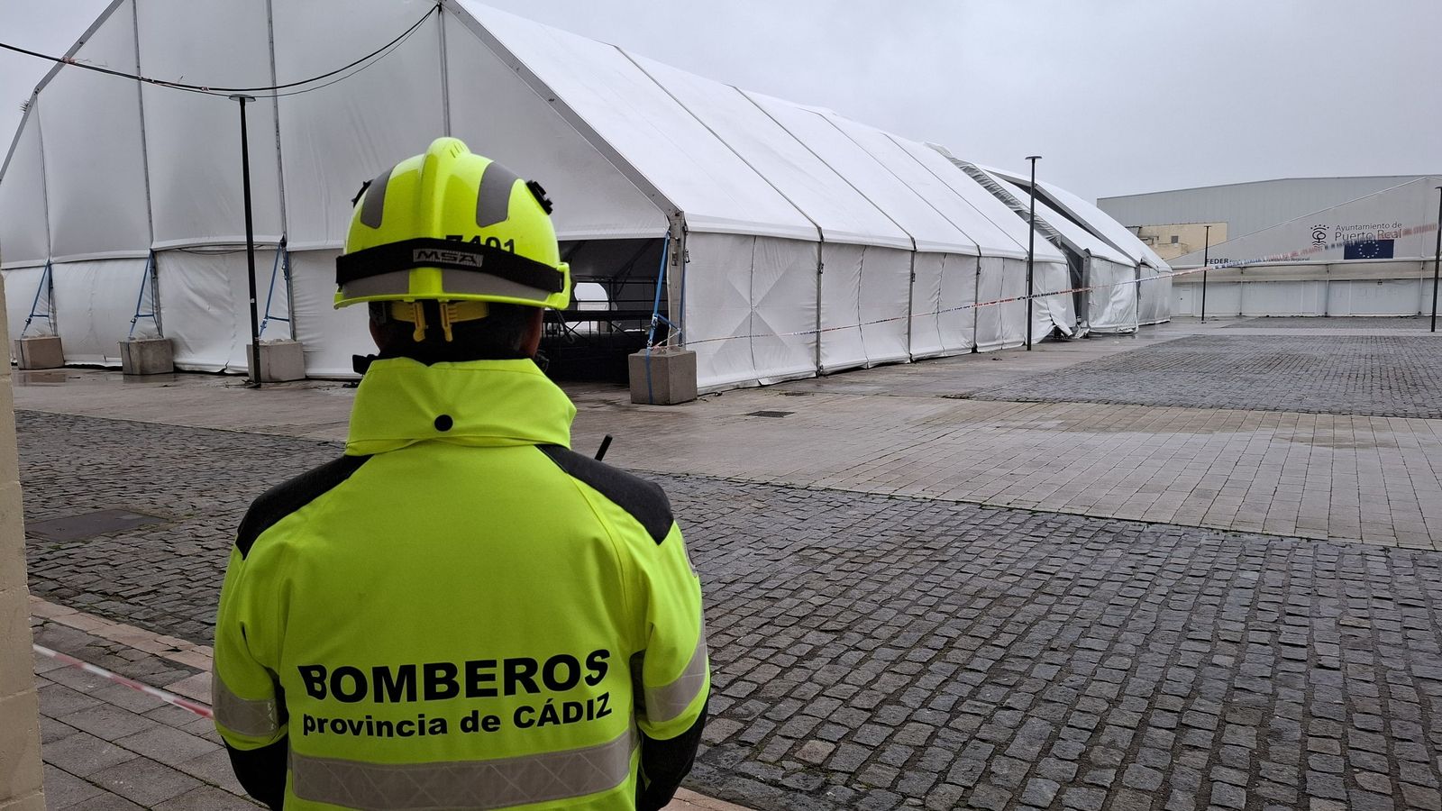 Un bombero tras precintar parte de la Plaza Alberti