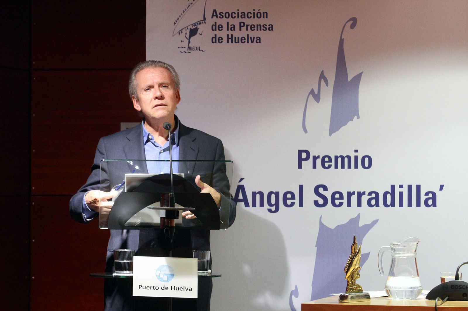 Manuel Ángel Vázquez Medel recibe el XIII Premio Ángel Serradilla, en imágenes
