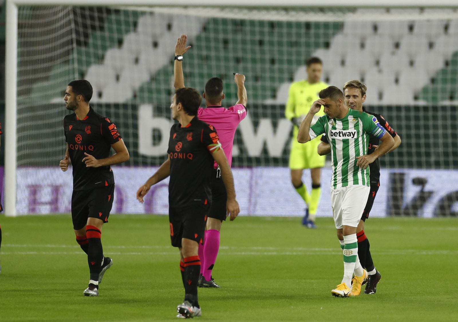 Joaquín realiza un gesto tras señalar el árbitro fuera de juego.