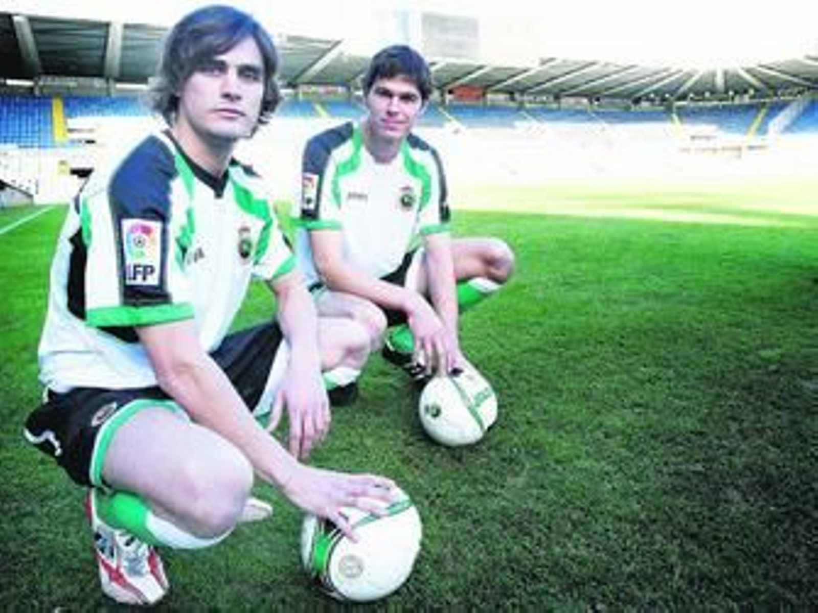 Toni Moral posa con Zigic cuando fueron presentados con el Racing el año pasado.