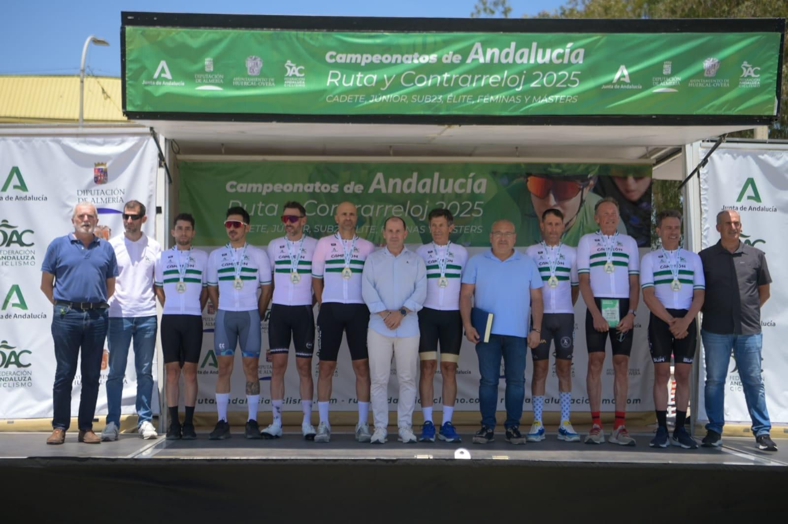 Los ganadores de los Campeonatos de Andalucía Ruta y Contrarreloj celebrados en Huércal-Overa subidos al podio.