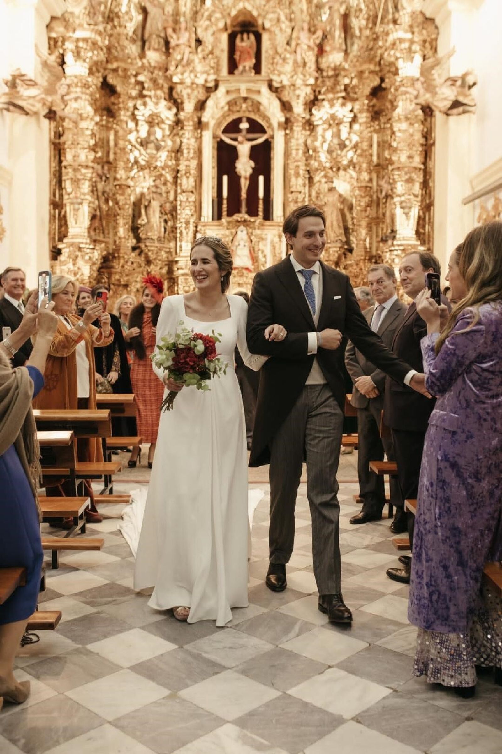 El nuevo matrimonio Pablo Barrenechea Leal e Isabel Rein del Cuvillo, tras finalizar la ceremonia religiosa.