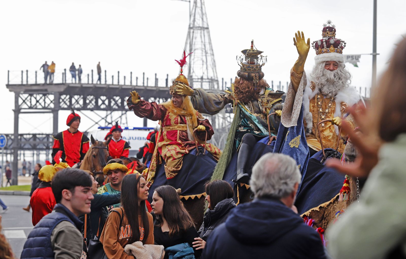 Imágenes de la mágica llegada de los Reyes Magos y la Estrella de la Ilusión a Huelva en barco