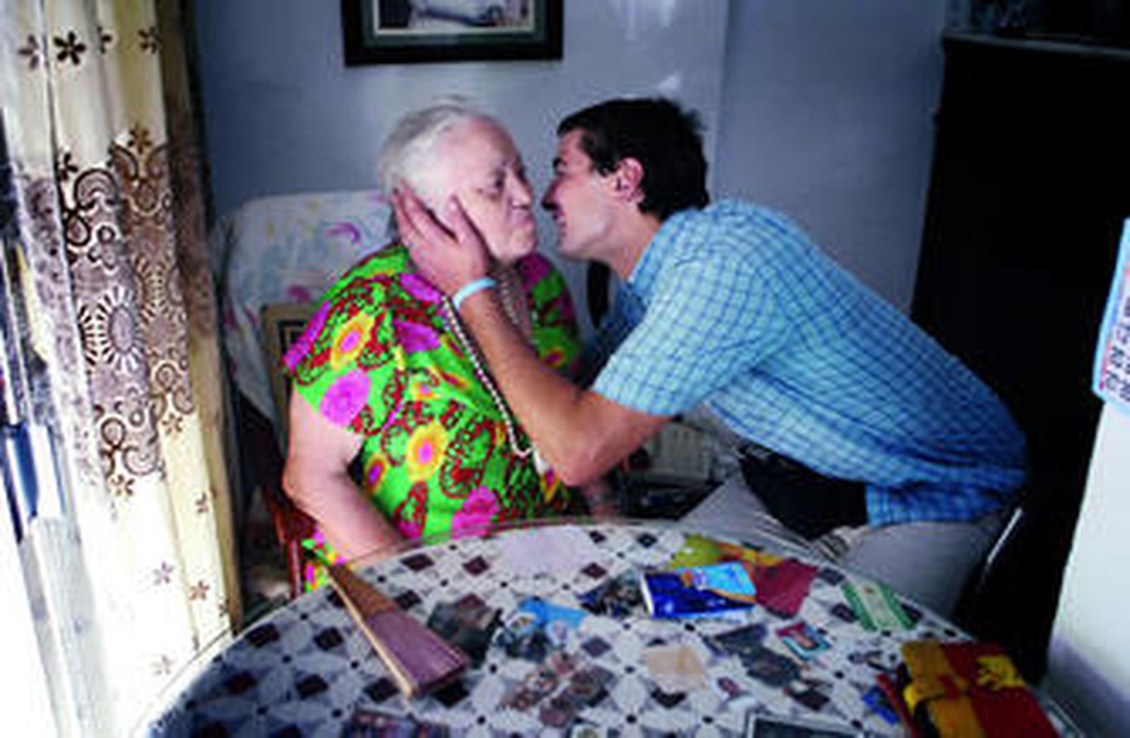 El voluntario Paul Isostegui visita a María Luisa Pallán en su casa.