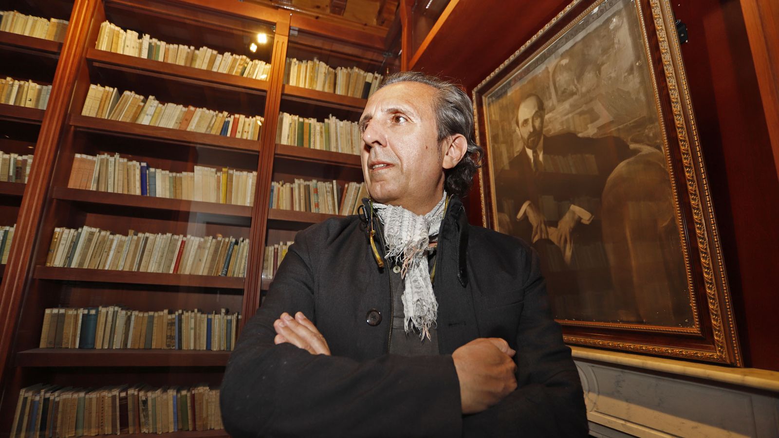 El artista en la biblioteca del poeta durante la entrevista.