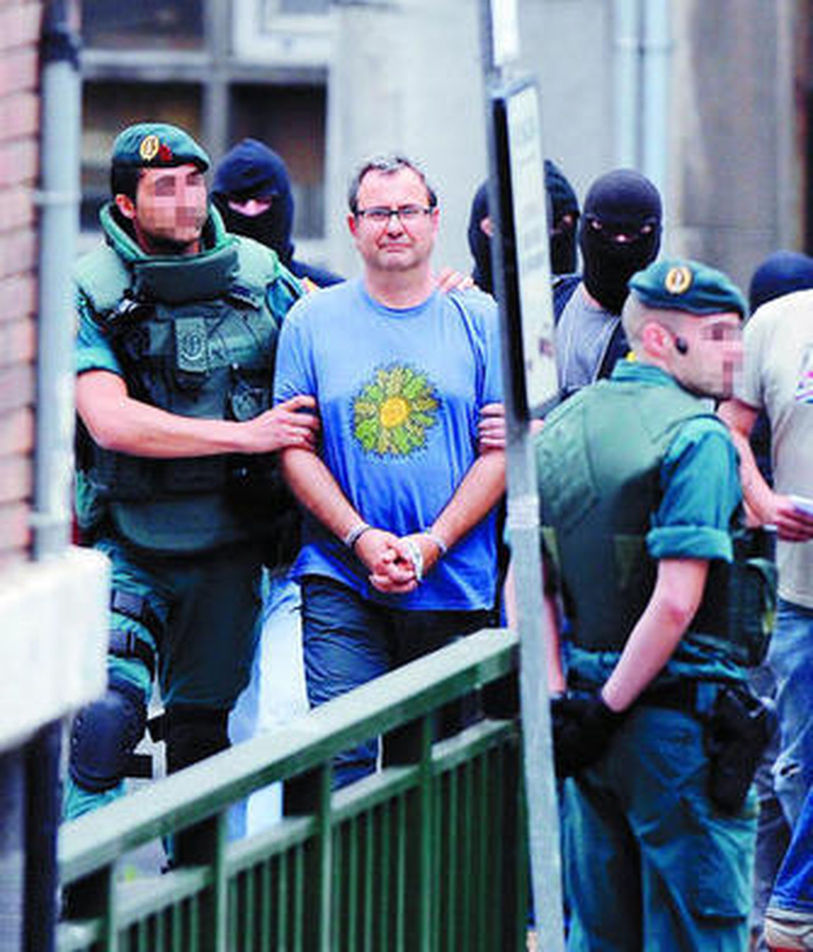 Efectivos de la Guardia Civil detienen al abogado Iñaki Goyoaga, ayer en Bilbao.