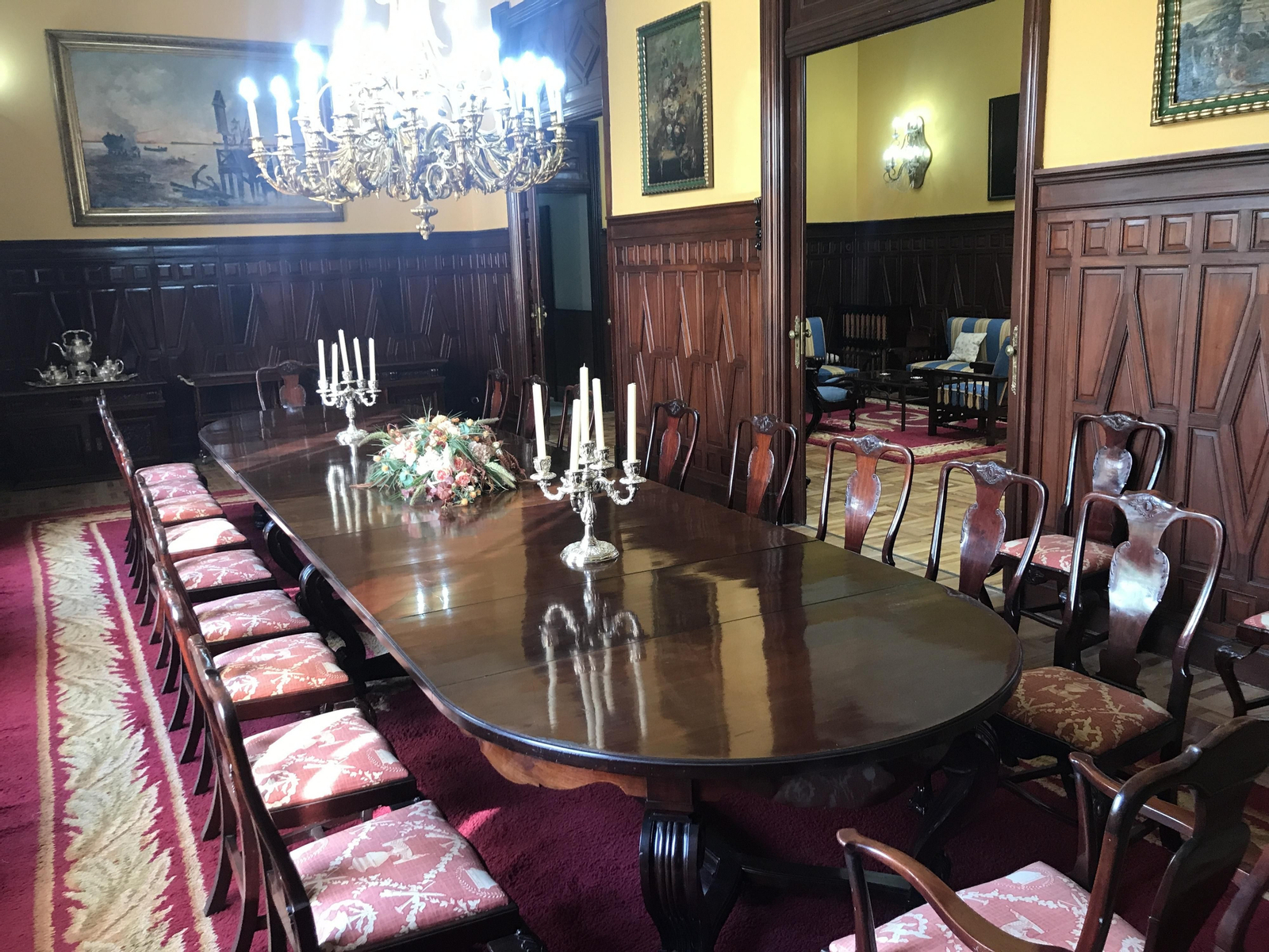 Salón comedor de gala con vistas a la Plaza del Ejército Español.