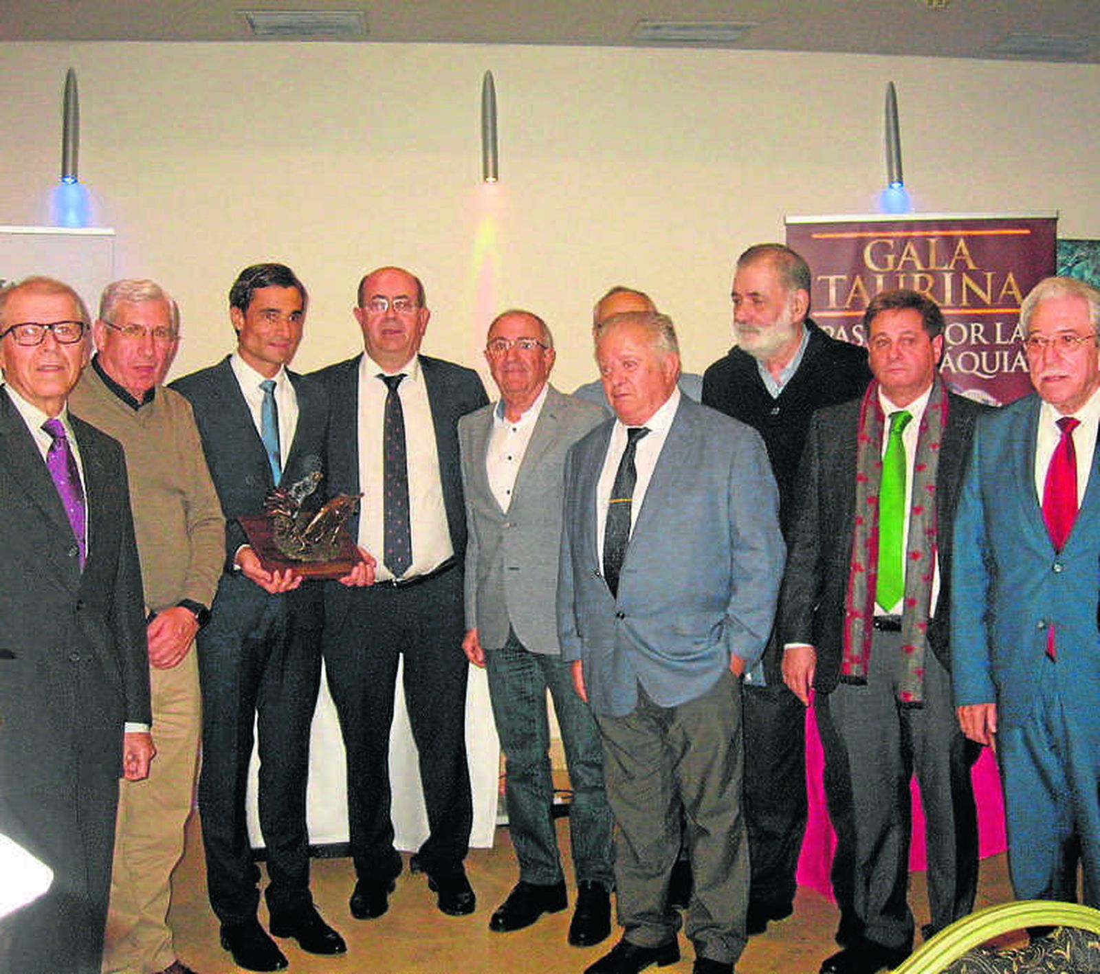 Los miembros del Jurado en la entrega de un premio a Paco Ureña.