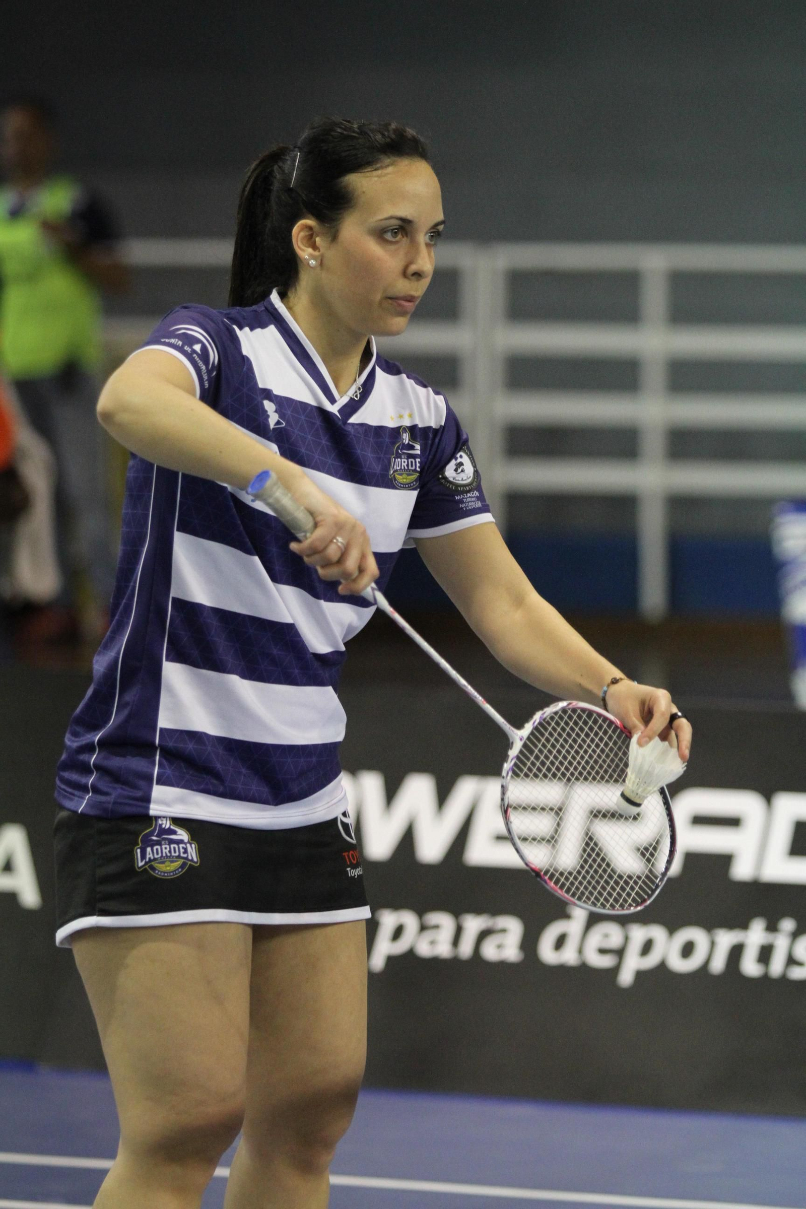 Haideé Ojeda se dispone a sacar durante la ida de la final ante Rinconada.