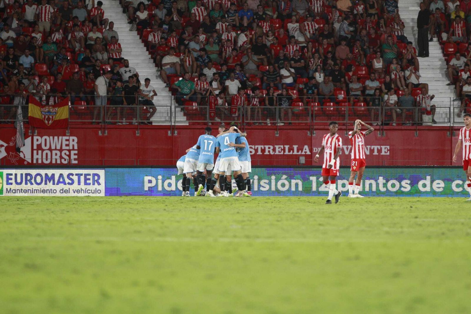El conjunto gallego celebra un gol ante el Almería en el Power Horse Stadium.
