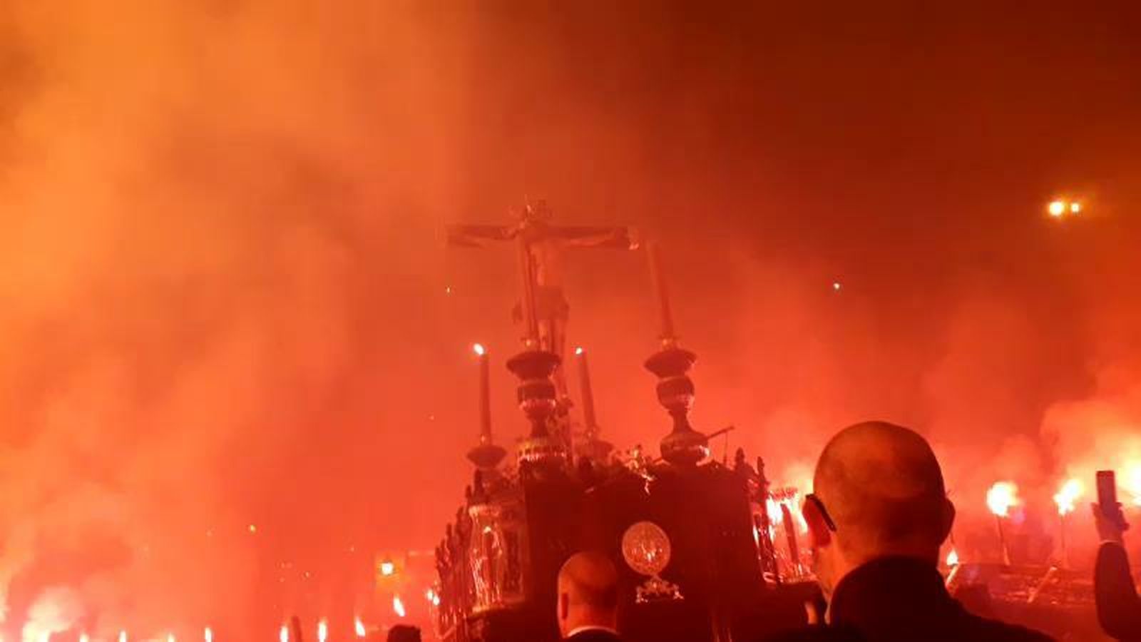 Espectacular recogida entre bengalas del Cristo de la Viga