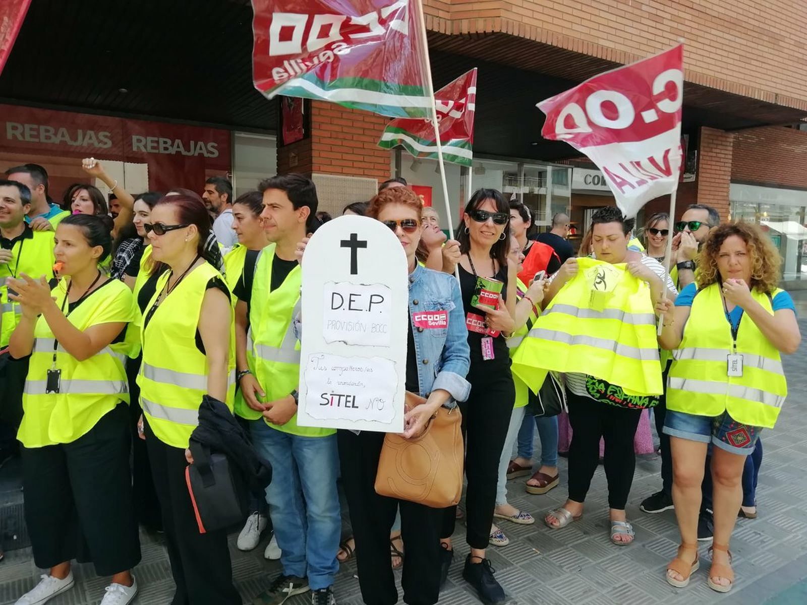 Manifestación de trabajadores contra el ERE de Sitel