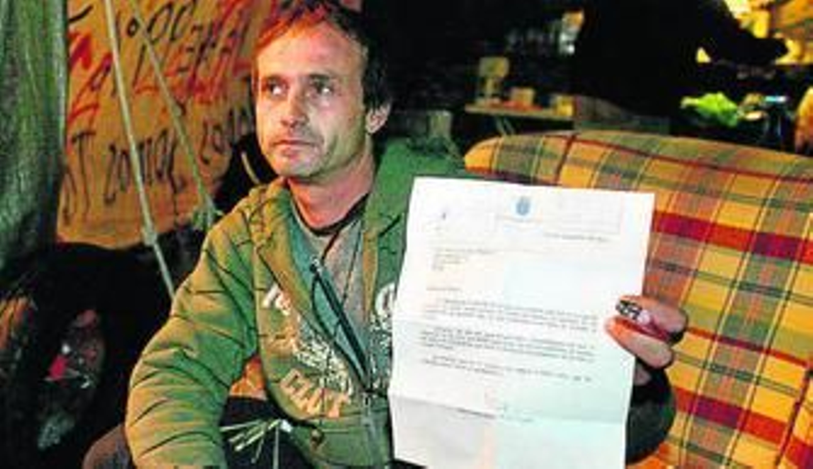 Pablo González muestra la carta del Ayuntamiento dirigda a su tienda.