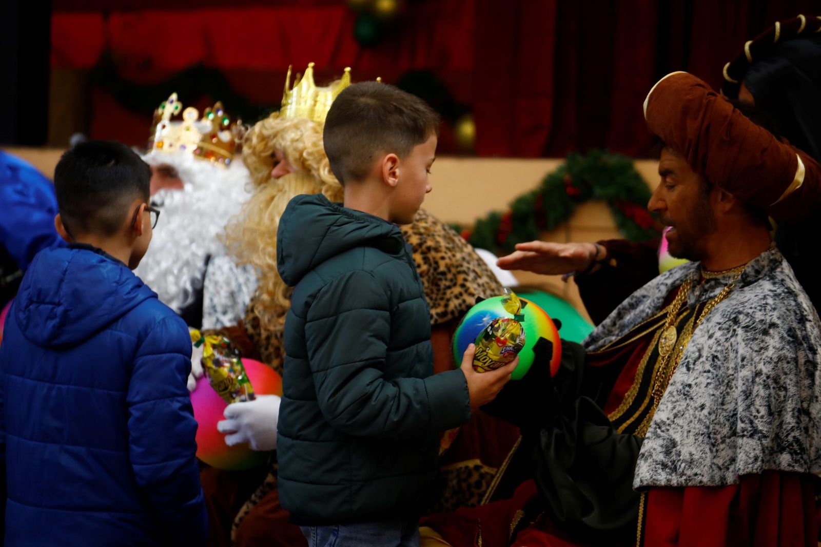 Los niños de Córdoba disfrutan de sus regalos de Reyes, en imágenes