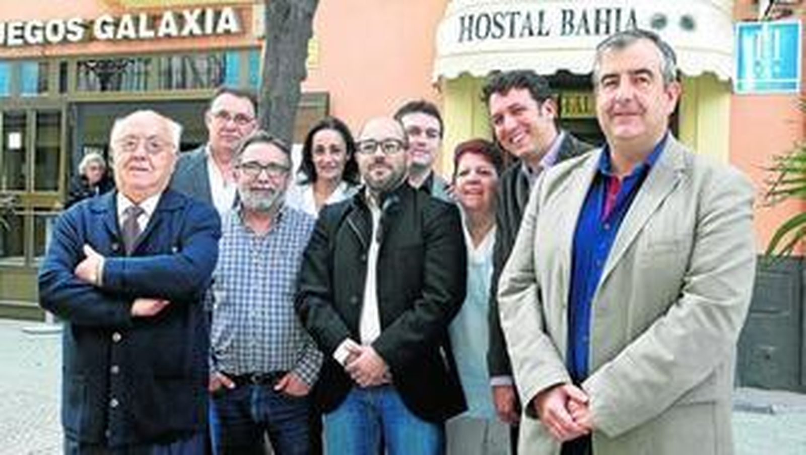 Ramón García, a la izquierda, y su hijo Ramón, a la derecha, con la plantilla del hostal ubicado en Plocia.