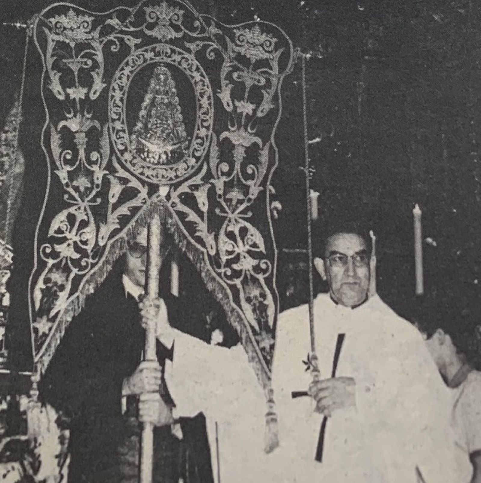 El primer obispo de Jerez junto al Simpecado tras  la misa de romeros en Santo Domingo.