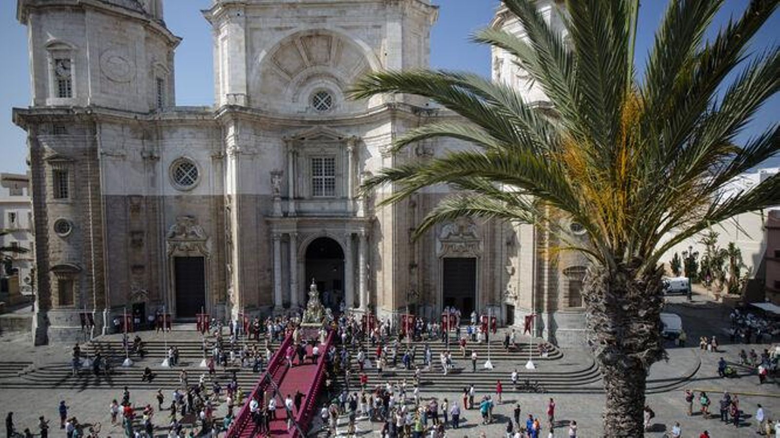 Salida del Corpus, por la puerta principal de la Catedral, en 2019.