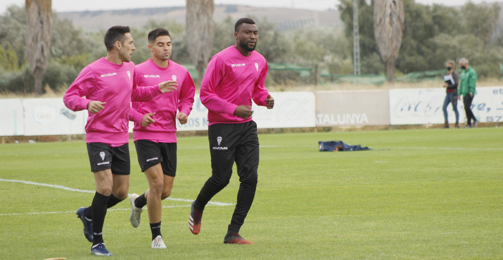 Valverde, Álvaro y Traoré realizan carrera continua al margen del grupo en el entrenamiento de este miércoles.