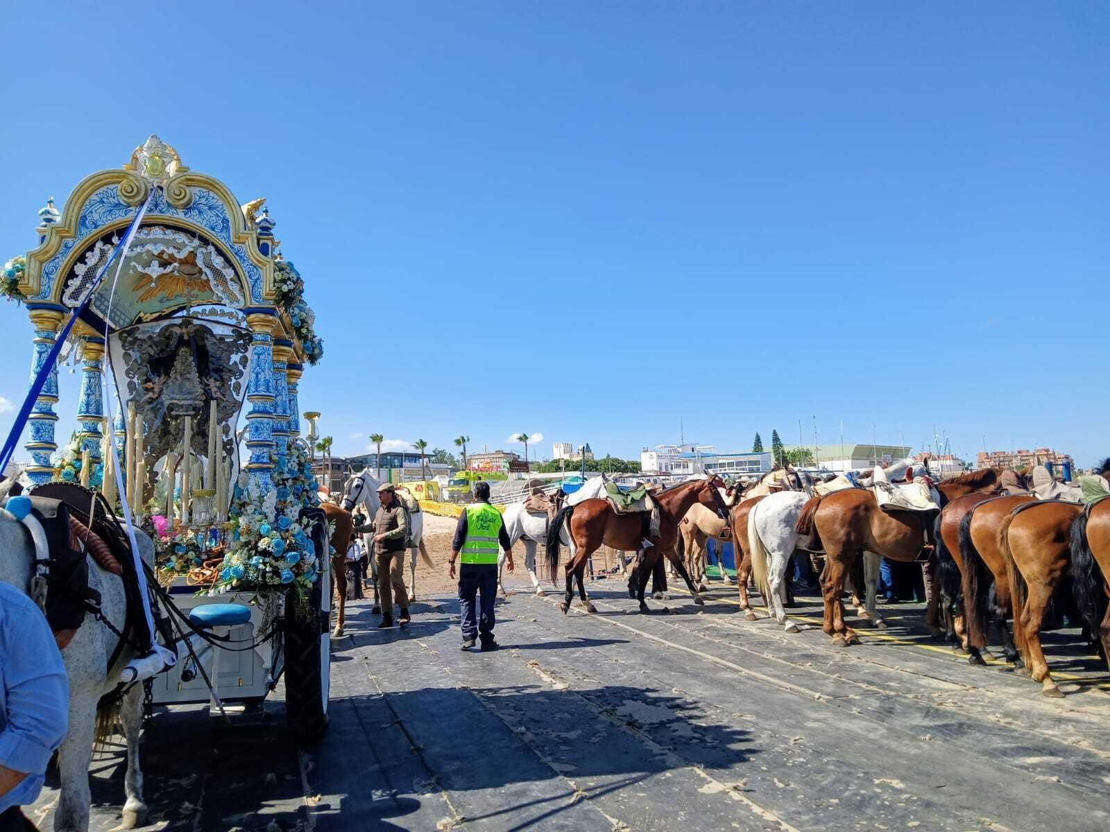 Rocío 2024: Imágenes del Primer día de embarque de romeros en Bajo de Guía en Sanlúcar