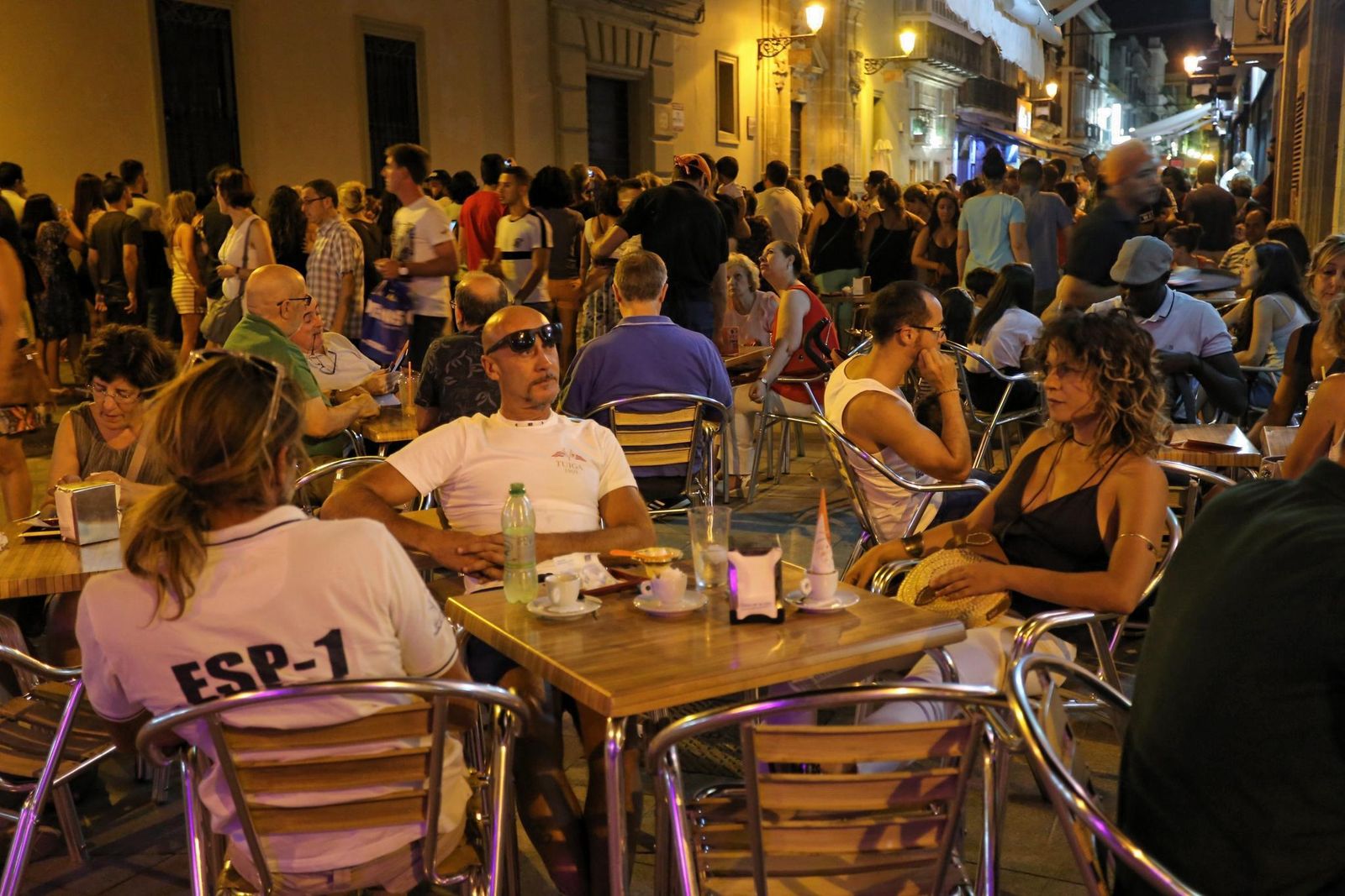 Las terrazas de la calle Misericordia se encuentra abarrotadas de gente durante las noches de verano.