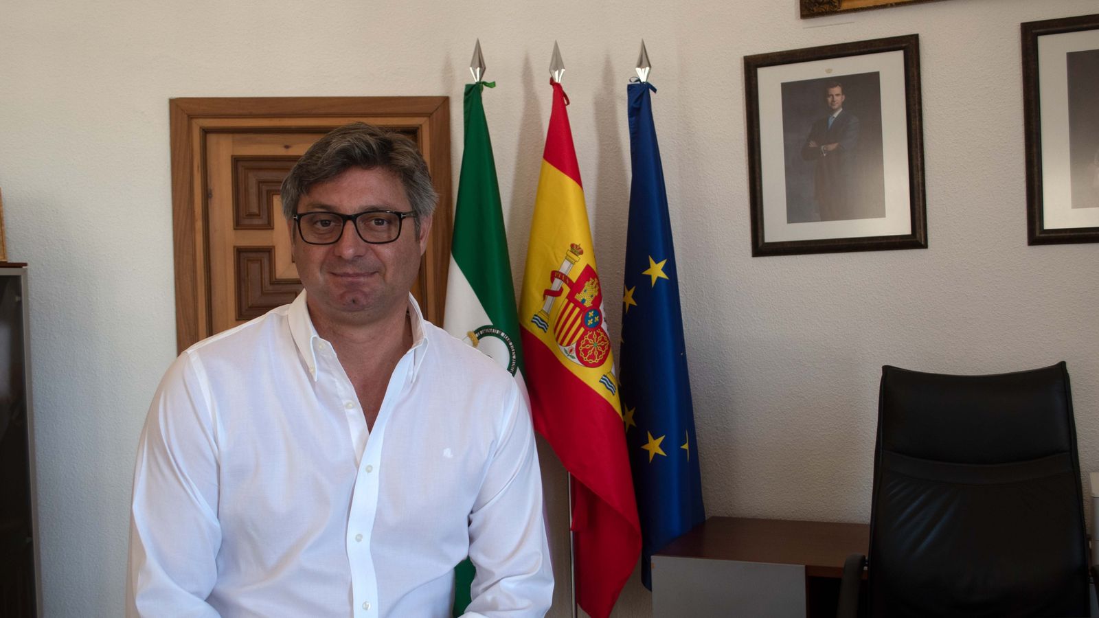 El alcalde de Puente Genil, en su despacho.