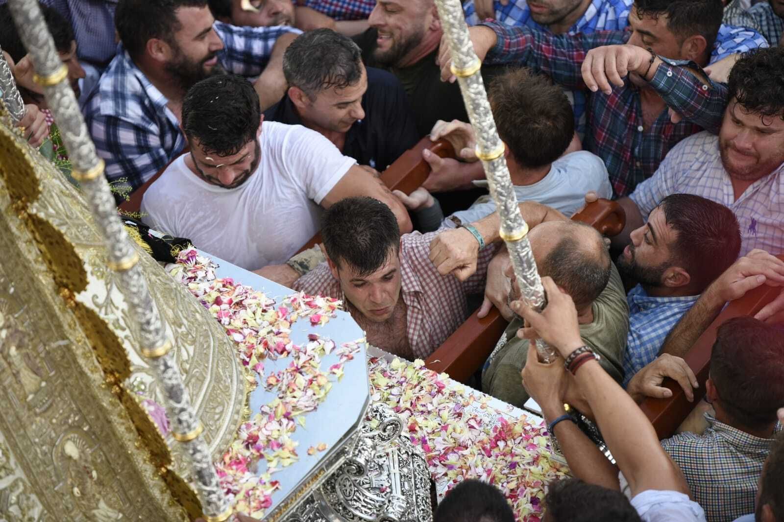 La Virgen del Rocío regresa a la iglesia tras 13 horas de procesión, en imágenes