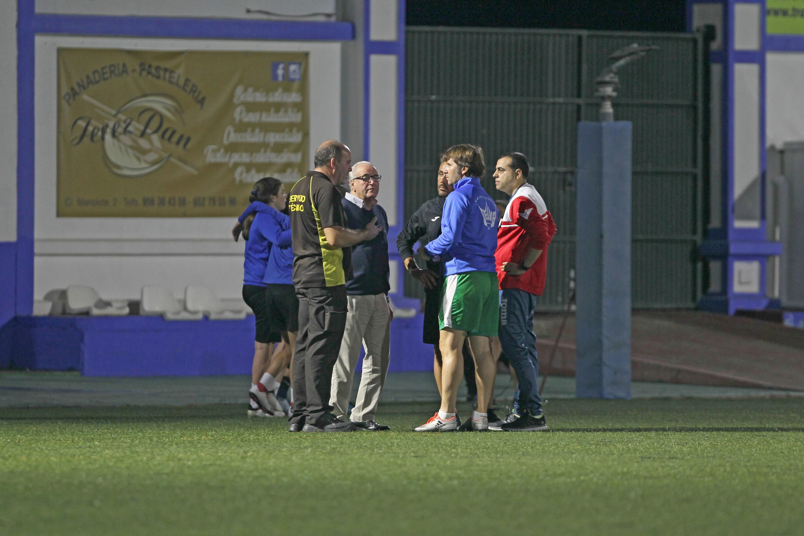 Jesús Mendoza y Manuel Jiménez, presidente del Guadalcacín, entre otros antes de comenzar el entrenamiento de ayer.
