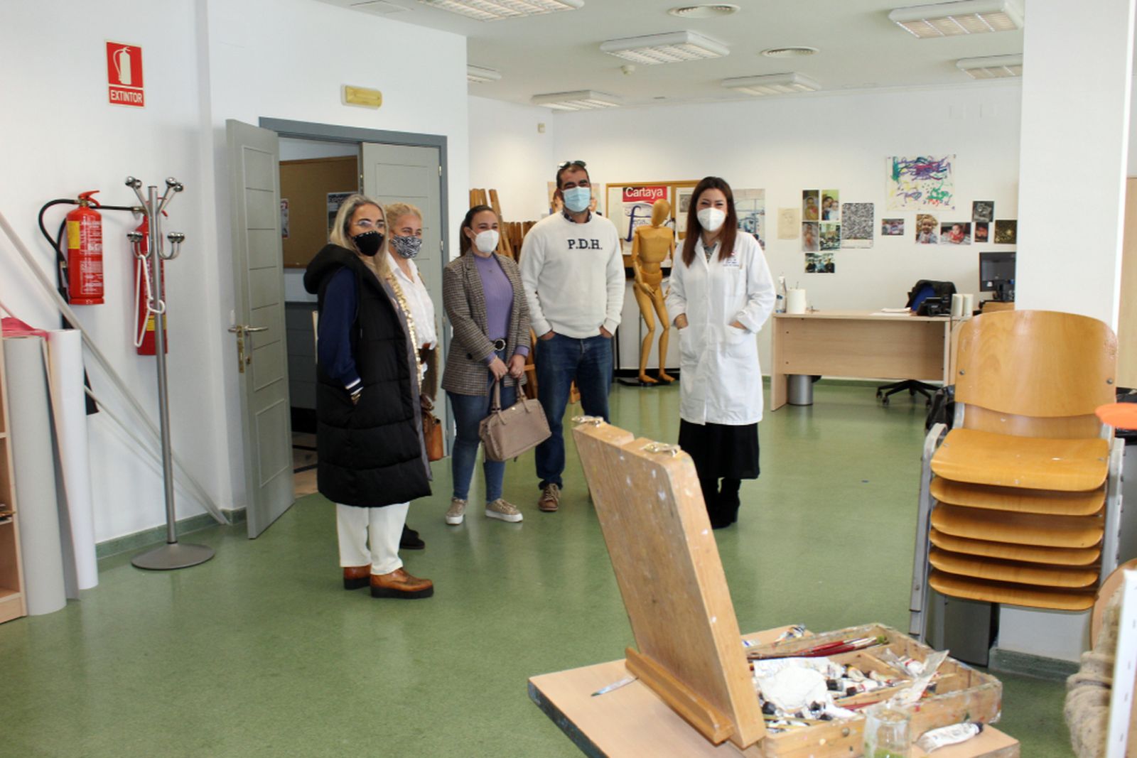 Alcaldesa y concejales durante su visita a una de las academias.
