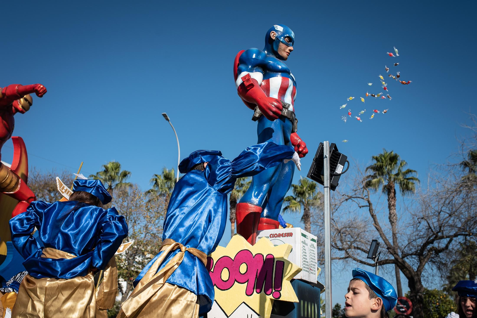 Los Reyes Magos traen la ilusión a los barrios de Huelva, en imágenes