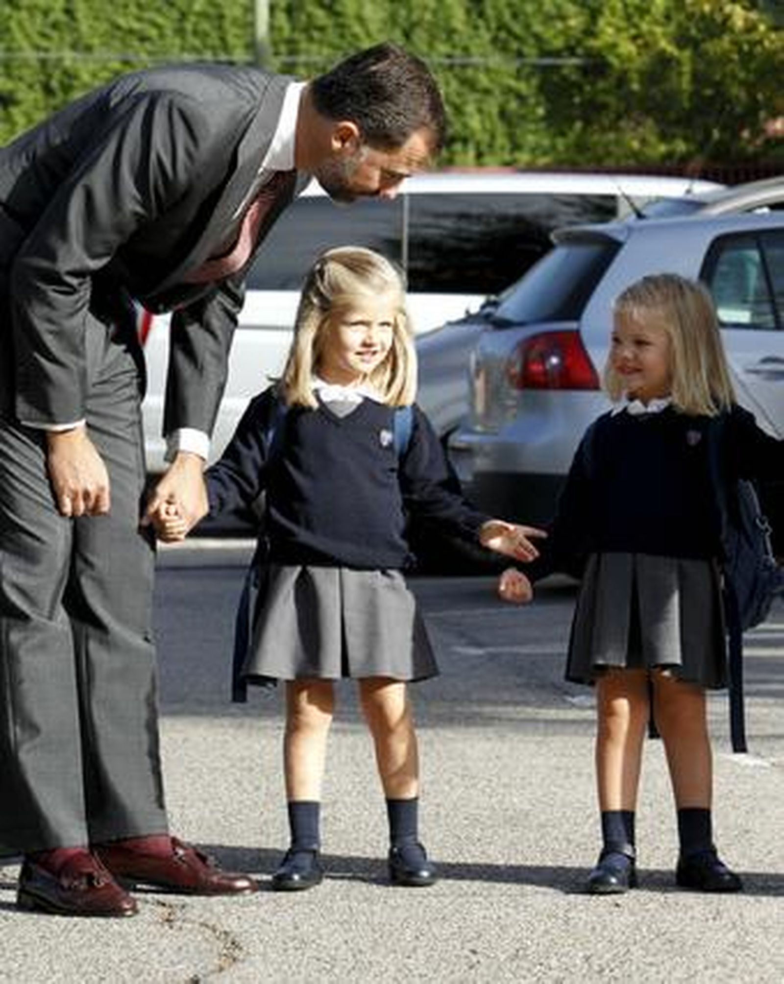 Las infantas Leonor y Sofía asisten a su primer día de colegio acompañadas de sus padres. / EFE