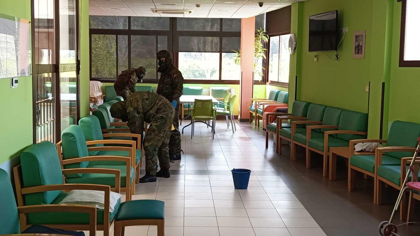 Los legionarios durante los trabajos de desinfección en una residencia de Níjar