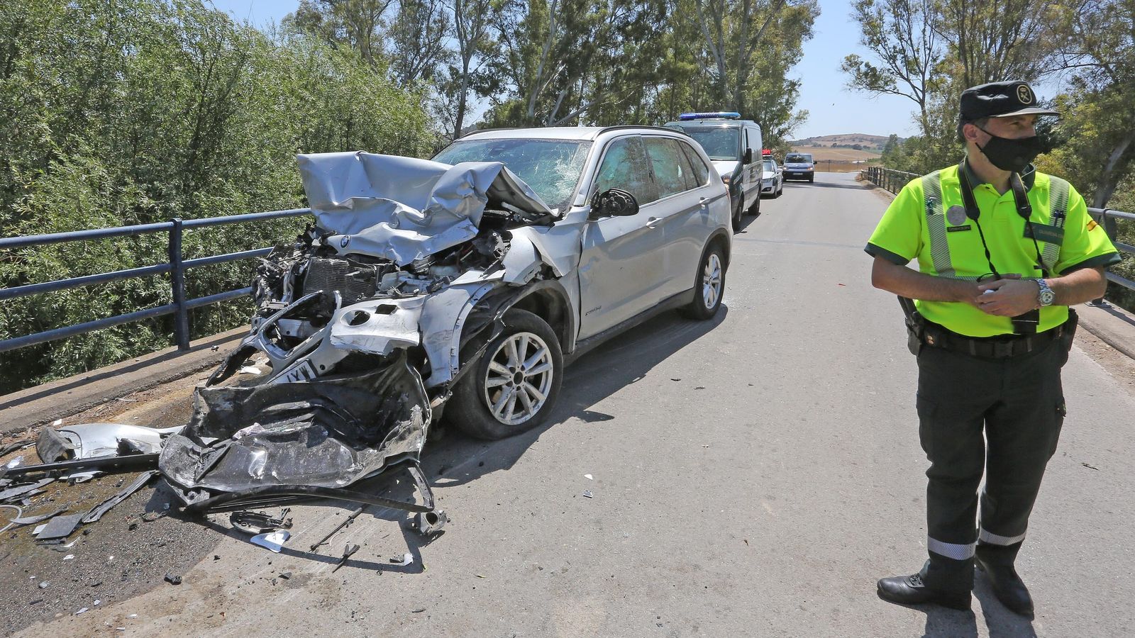 Un agente de la Guardia Civil de Tráfico junto al BMW X5 contra el que impactó lateralmente el Seat Ibiza.