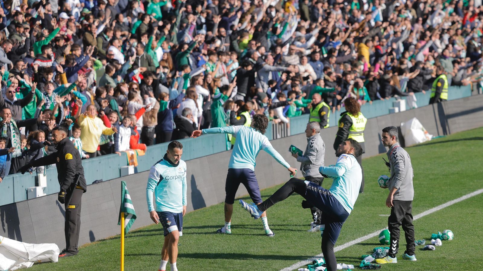Los jugadores del Betis lanzan regalos a los aficionados.