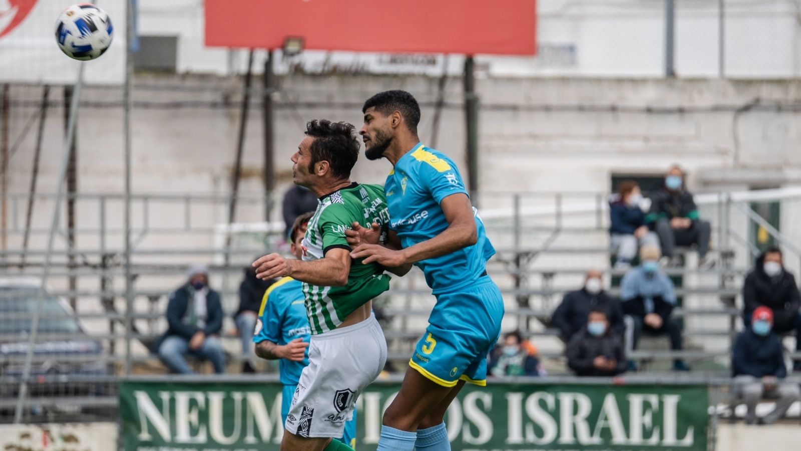 Diego Cervero salta de cabeza con un rival algecireño.
