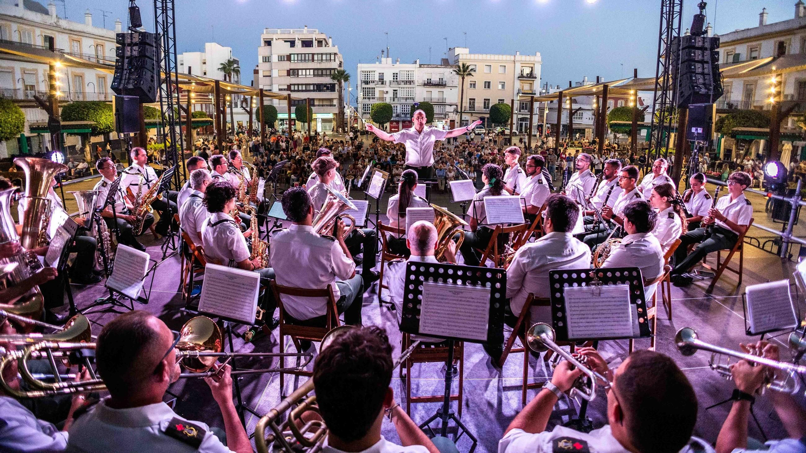 Actuación de la banda de música Maestro Agripino Lozano en la plaza del Rey de San Fernando