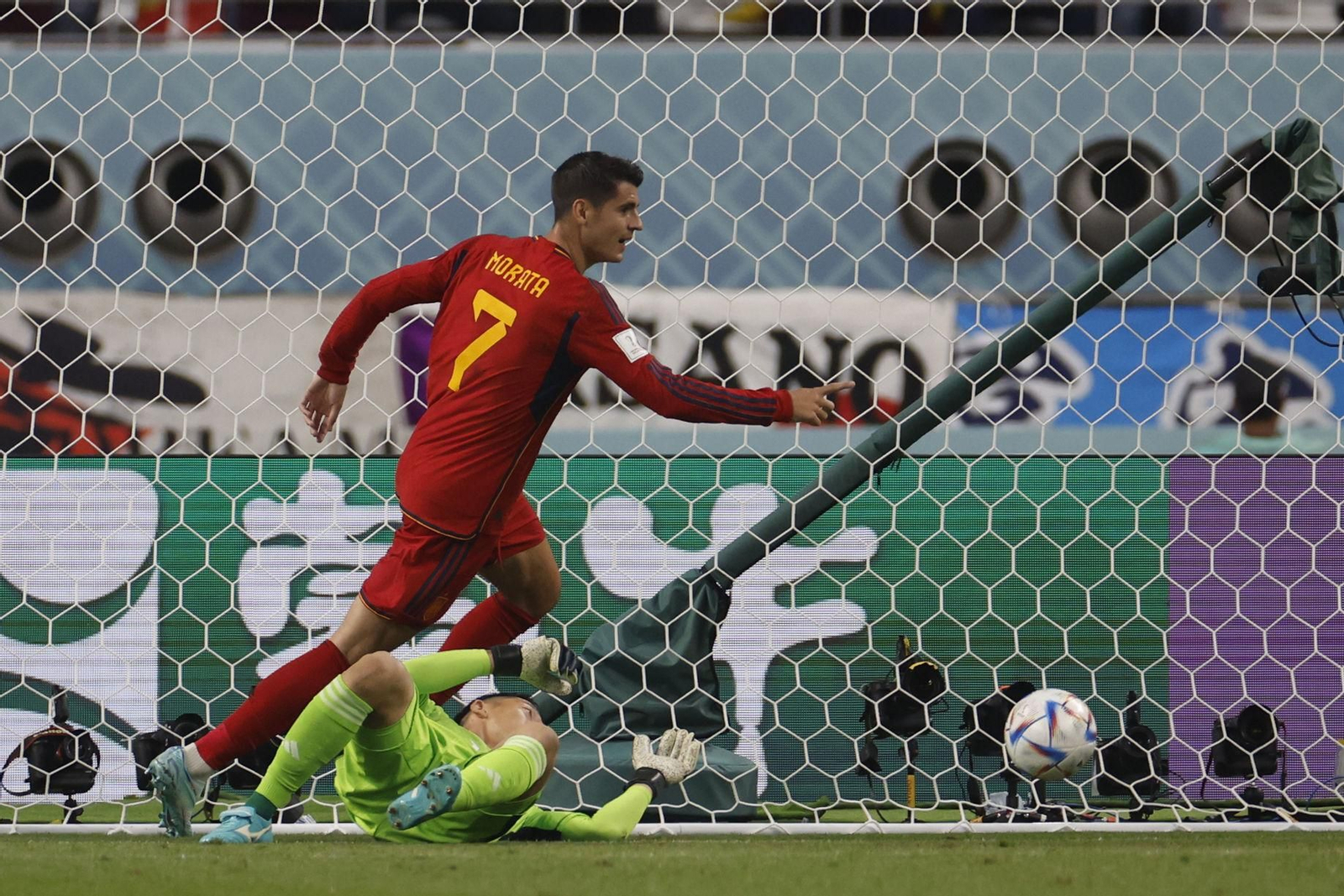 Morata corre a celebrar su gol de cabeza, a pase de Azpilicueta.