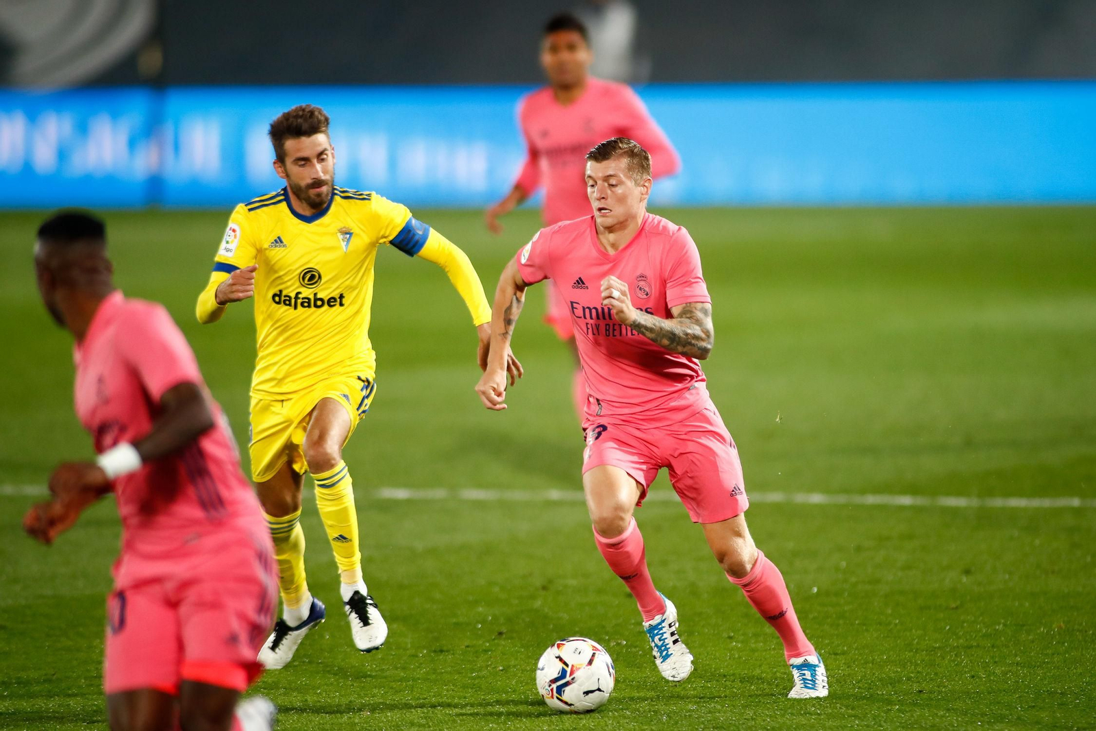 José Mari intenta frenar el avance de Kroos con el balón.